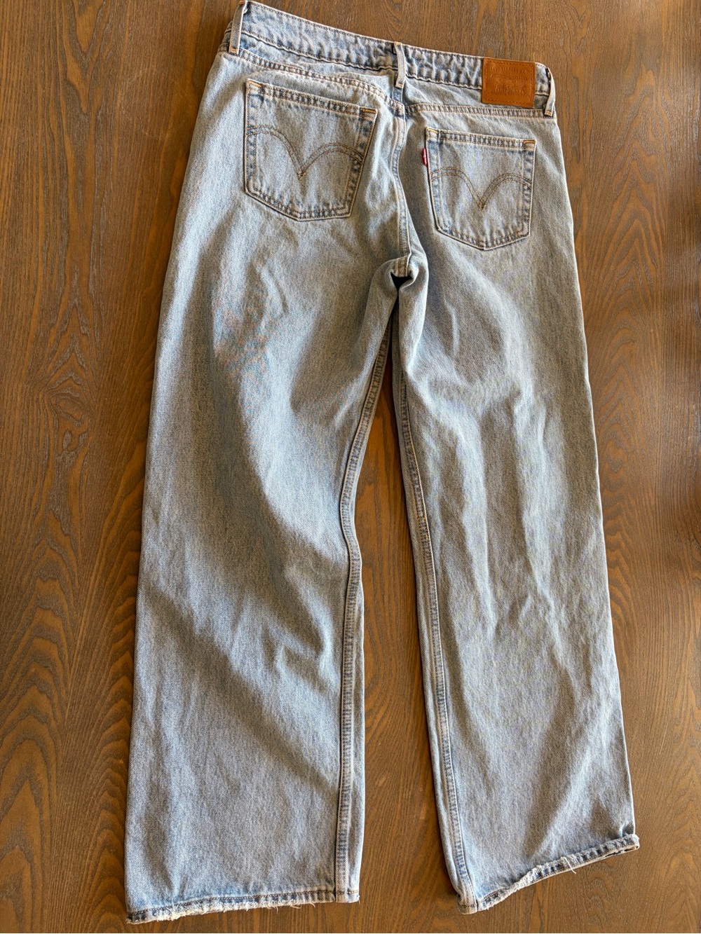 Levi’s Low Loose Distressed Wide Leg Jeans Women’s Size 28 Light Wash Denim - Picture 5 of 7
